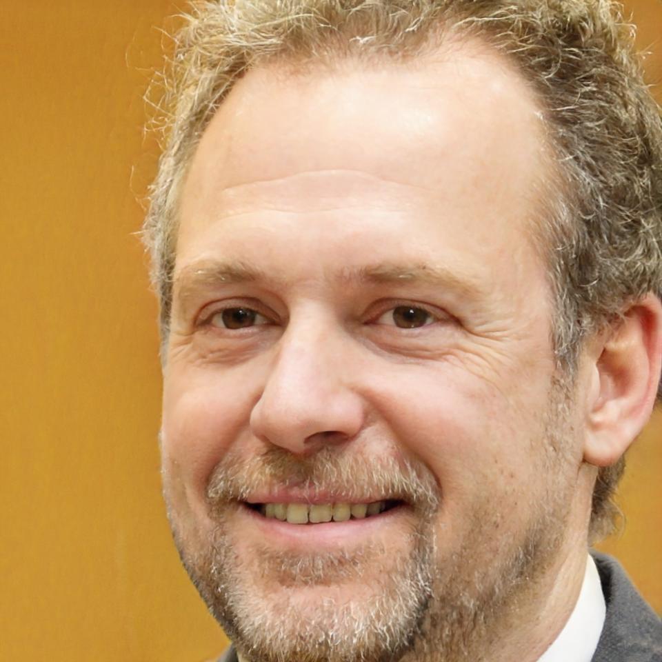 Miguel Ángel Torres, Especialista en Inversiones